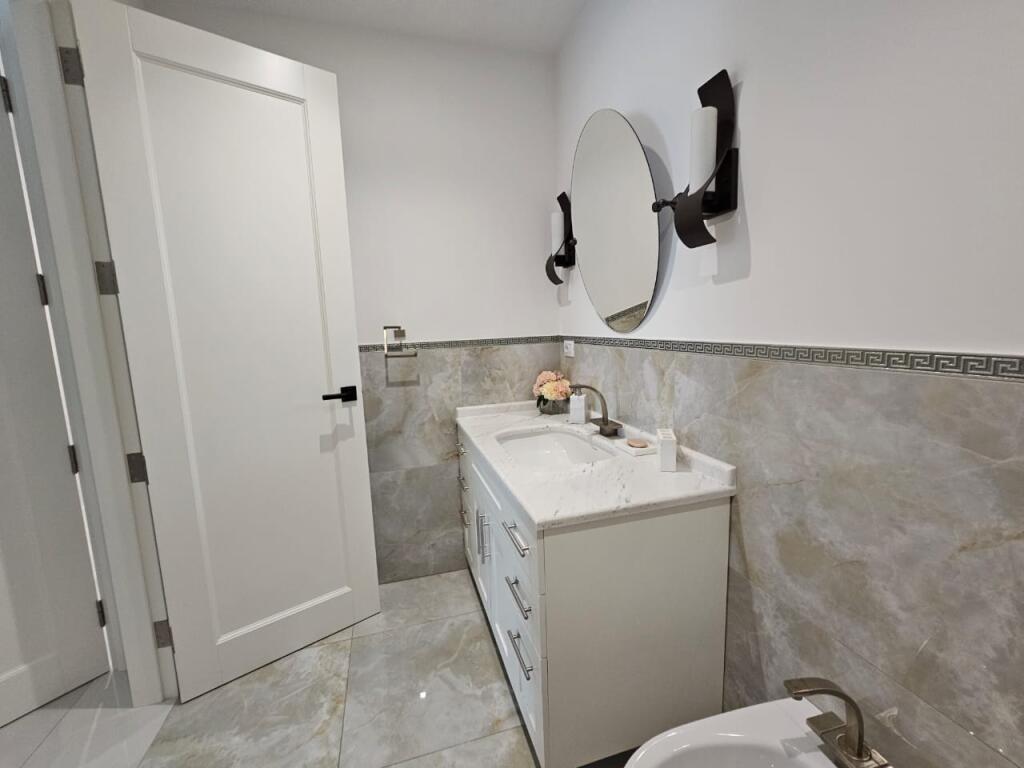 Jepet me qira Apartament 2+1 + Post Parkimi 📍 Kompleksi Ambasador 3!