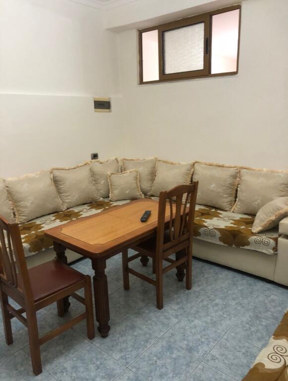🏢Ne zonen e Rr.Dibres,prane Fakuletit te Mjeksise jepet me qera apartament 1+1,i mobiluar. 35,000Leke