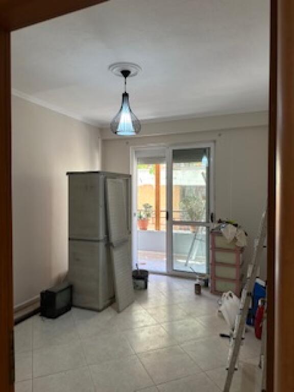 Affittasi 2+1 a Kodra e diellit per 600€ processo di arredamento
