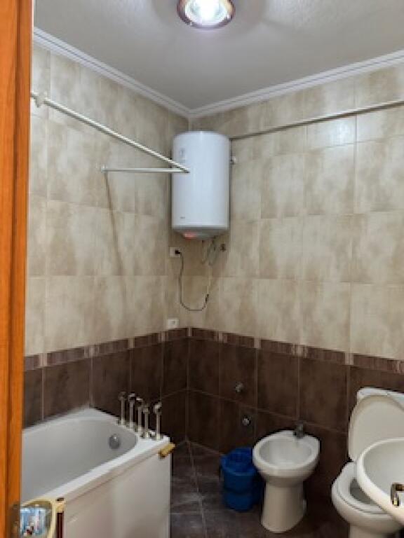 Affittasi 2+1 a Kodra e diellit per 600€ processo di arredamento
