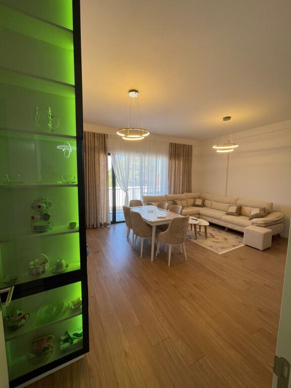 🏢Kombinat,Rruga Bernardin Palaj jepet me qera apartament 2+1+2+post parkimi,i sapo mobiluar. 800 EURO