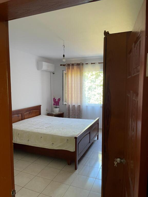 Jepet me qera Apartamenti 1+1+sallon ne vehte+ 2 tualete, Prane Ish Shqiponjes ( Blloku Gintash) ( Union Bank) 600 mie leke