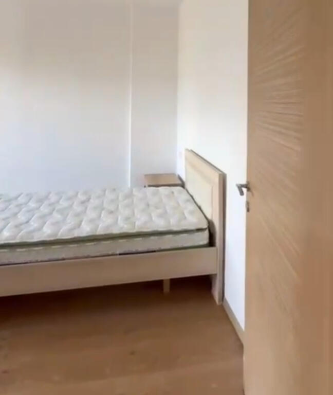 (Jepet dhe per studente) Jepet apartament 3+1+2 ne fund te rruges 5 maji , ne proces mobilimi