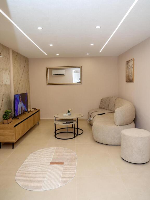 🚪Jepet me qira apartament 1+1 me parking  📍Qender Tiran  9 katshet Tek Hotel Stela💰 Çmimi: 750 euro  