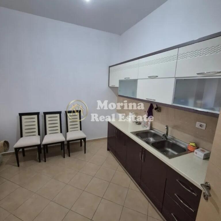 Qera, Ambient Biznesi, ne Yzberisht, Rruga 3 Deshmoret, prane Kmy,  450 euro/muaj.