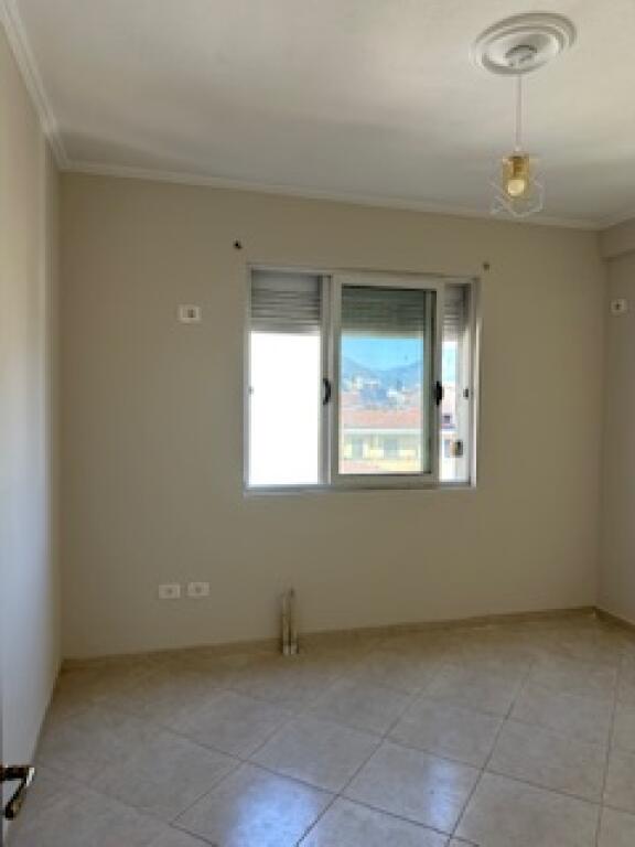 Affittasi 2+1 a Kodra e diellit per 600€ processo di arredamento

