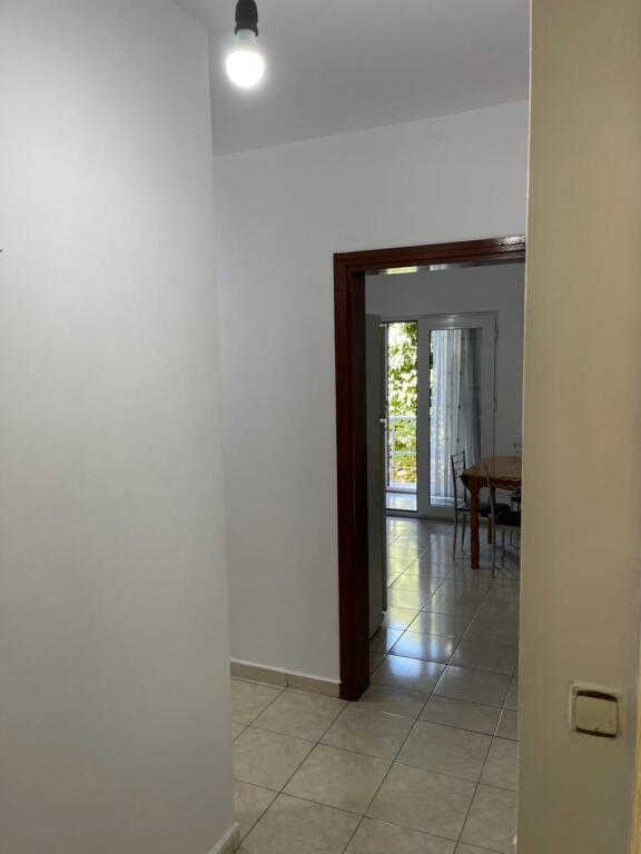 Jepet me qera Apartamenti 1+1+sallon ne vehte+ 2 tualete, Prane Ish Shqiponjes ( Blloku Gintash) ( Union Bank) 600 mie leke