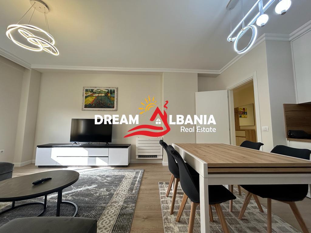 Super apartment 2+1+3 for rent with parking included at Pazari i Ri near Spar (ID 42215007)