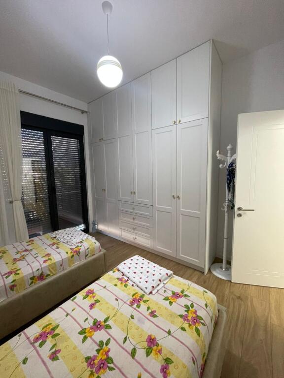 🏢Kombinat,Rruga Bernardin Palaj jepet me qera apartament 2+1+2+post parkimi,i sapo mobiluar. 800 EURO