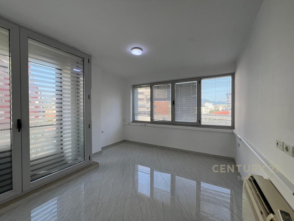 🏢 Business Premises for Rent – at 9-Katëshet, Barrikadave Street