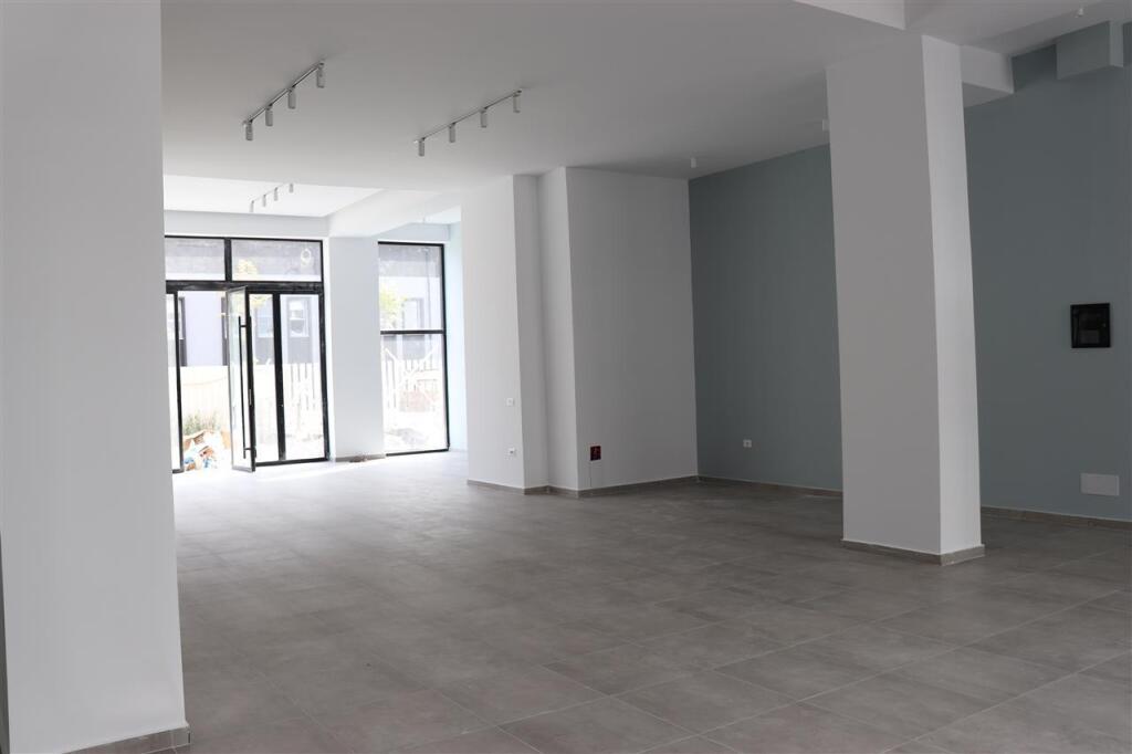DYQAN ME QERA 170 M2 RRUGA E KAVAJES 1.200 EURO
