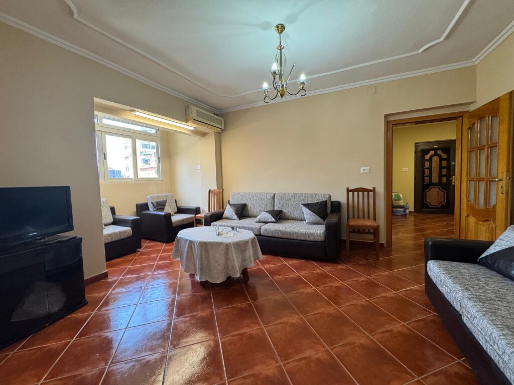 Shitet apartament 1+1 ne Qender te Pazari i Ri.