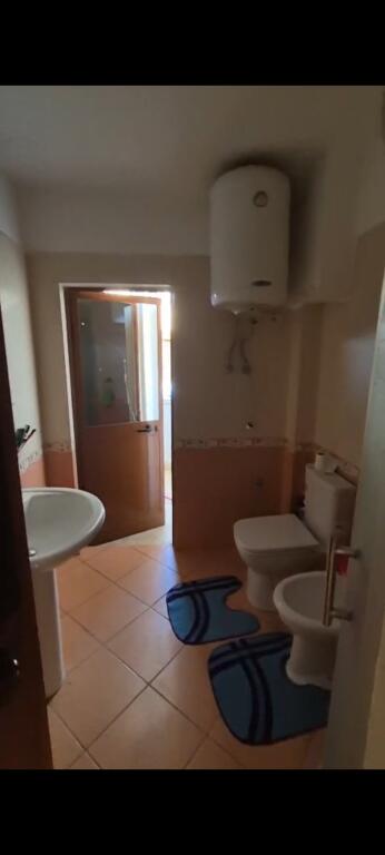 Jepet me qera apartament 2+1 te Medreseja
