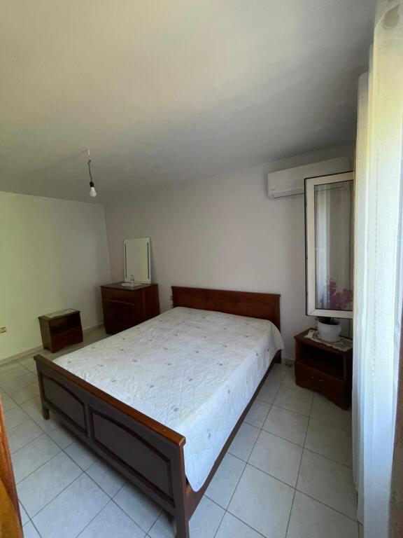 Jepet me qera Apartamenti 1+1+sallon ne vehte+ 2 tualete, Prane Ish Shqiponjes ( Blloku Gintash) ( Union Bank) 600 mie leke