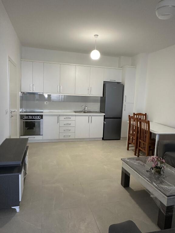 🏢Rruga e Kavajes pas Poliklinikes Nr.9 jepet me qera apartament 2+1,i mobiluar.700 EURO