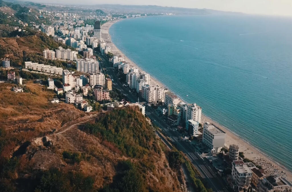 HOTEL PER SHITJE TEK SHKEMBI I KAVAJES 50 METRA NGA DETI