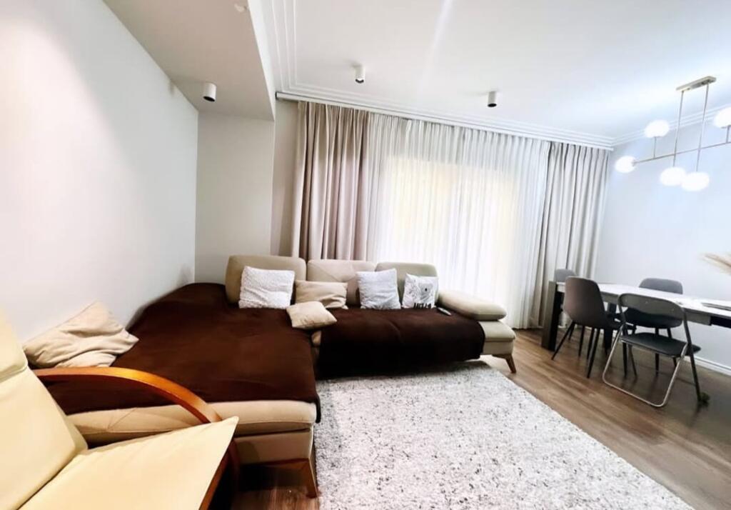 Perballe me Myslym Shyri (hyrjen), mbas Neranxit ○ SHESIM SUPER APARTAMENT 3+1