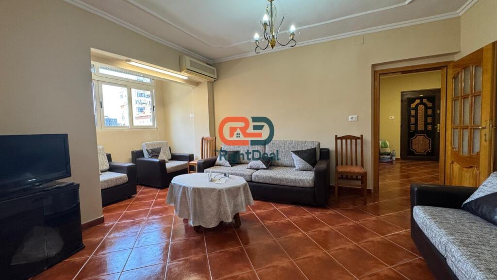 Prane Pazarit Te Ri, Shitet Apartament 1+1, Me Hapesira Te Bollshme Dhe Planimetri Te Rregullt !!