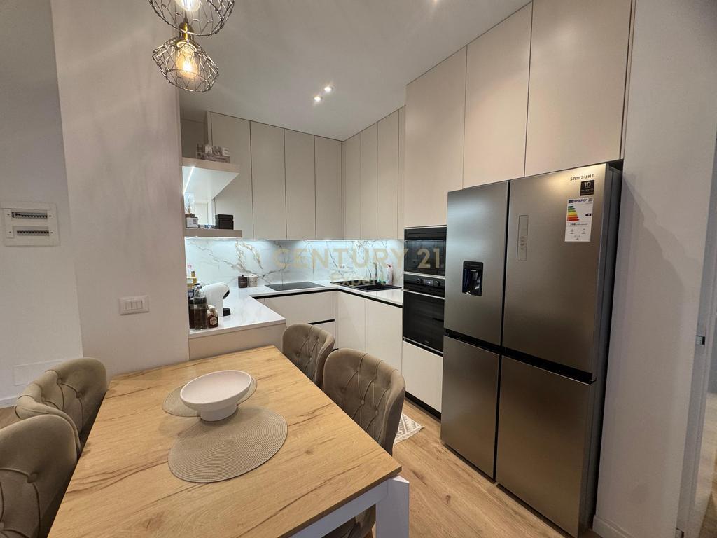 ME QIRA – APARTAMENT 2+1+2 TEK GARDEN BUILDING, Rruga e Kavajës