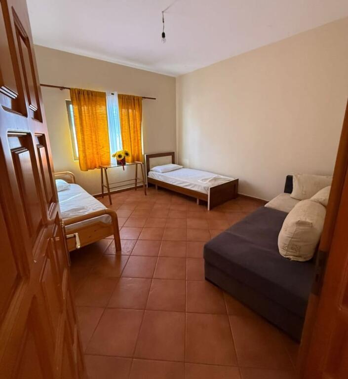 APARTAMENT ME QIRA 2+1- RR FERID XHAJKO (STACIONI I TRENIT)