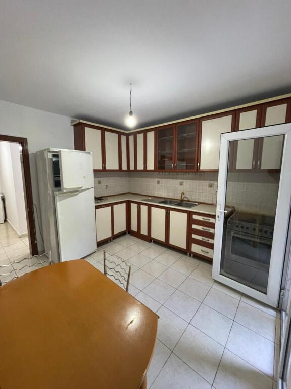 Jepet me qera Apartamenti 1+1+sallon ne vehte+ 2 tualete, Prane Ish Shqiponjes ( Blloku Gintash) ( Union Bank) 600 mie leke