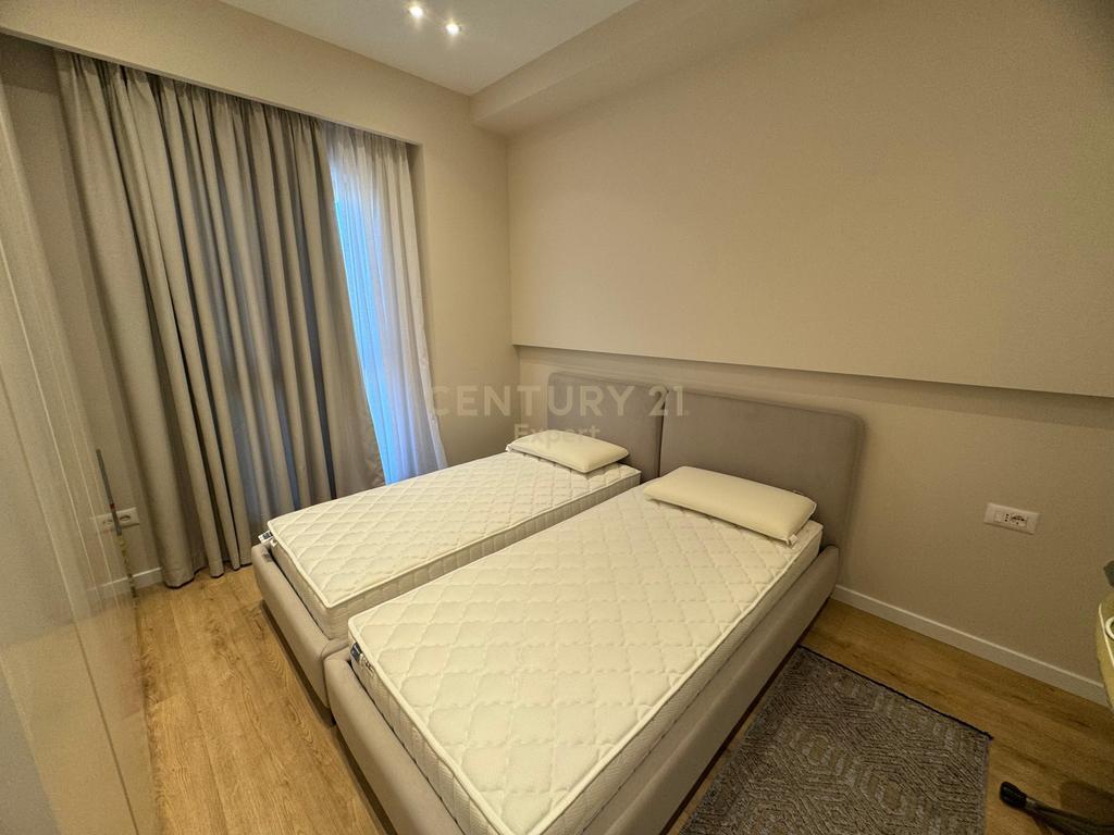 ME QIRA – APARTAMENT 2+1+2 TEK GARDEN BUILDING, Rruga e Kavajës