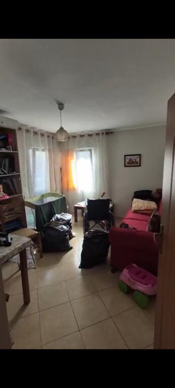 Jepet me qera apartament 2+1 te Medreseja