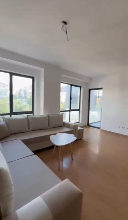 (Jepet dhe per studente) Jepet apartament 3+1+2 ne fund te rruges 5 maji , ne proces mobilimi