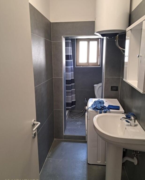 Jepet me qira apartament 2+1 prane ish Stacionit fundit te Tiranes Re
