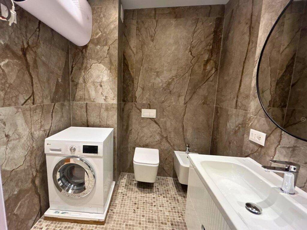 Jepet me Qira Apartament 1+1 + Post Parkimi në Qendër