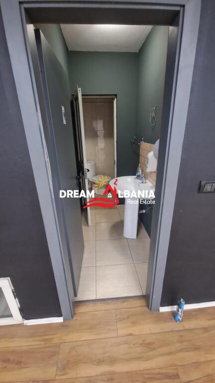 Ufficio in affitto in via “Kongresi i Lushnjes”, vicino a “21 Dhjetorit” (ID 42611030)
