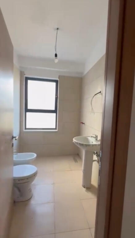 (Jepet dhe per studente) Jepet apartament 3+1+2 ne fund te rruges 5 maji , ne proces mobilimi