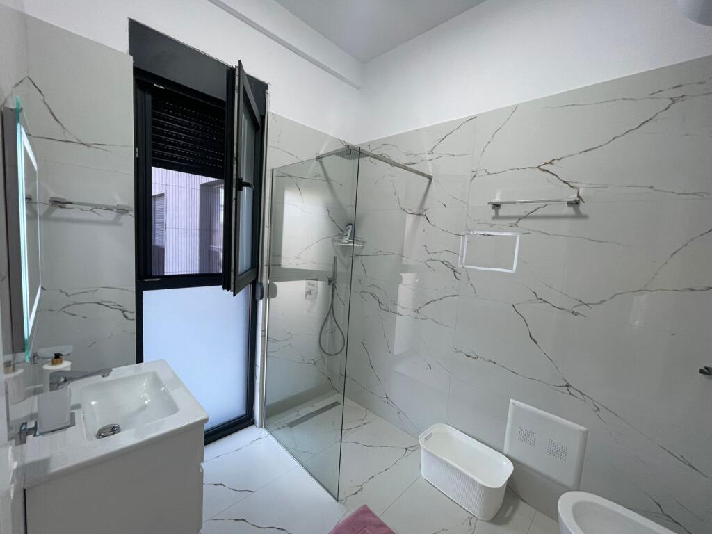 🏢Kombinat,Rruga Bernardin Palaj jepet me qera apartament 2+1+2+post parkimi,i sapo mobiluar. 800 EURO
