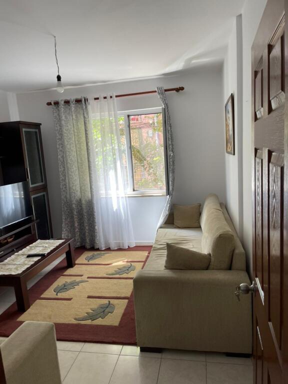 Jepet me qera Apartamenti 1+1+sallon ne vehte+ 2 tualete, Prane Ish Shqiponjes ( Blloku Gintash) ( Union Bank) 600 mie leke