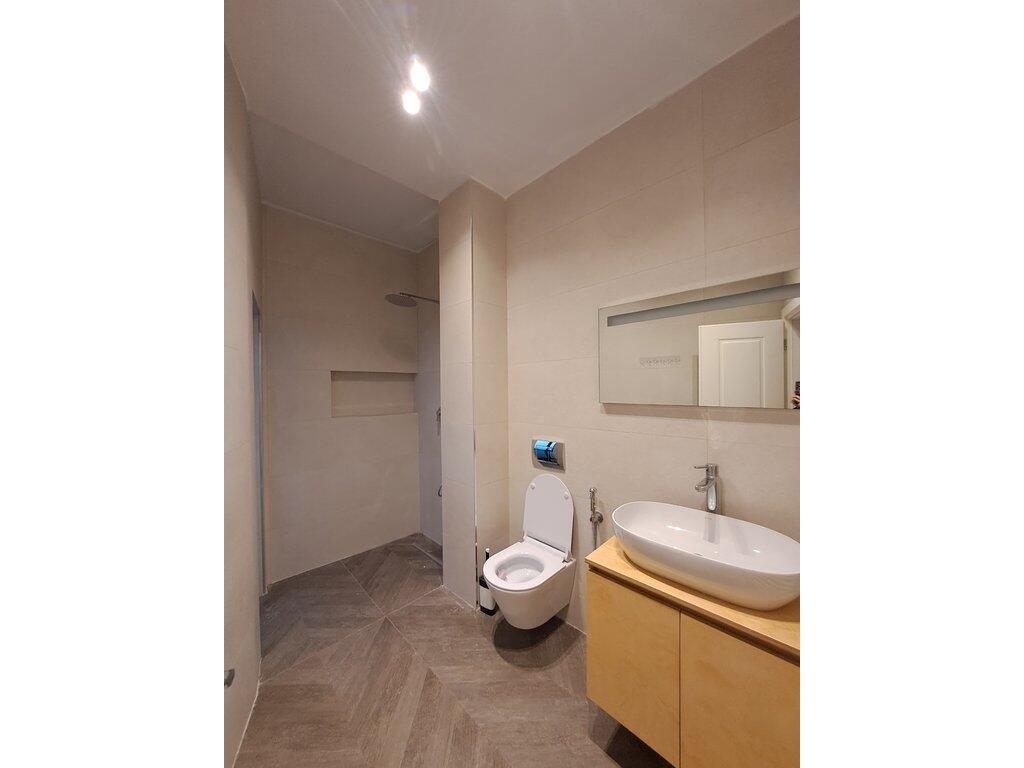 Rent, Studio Pazari i Ri.