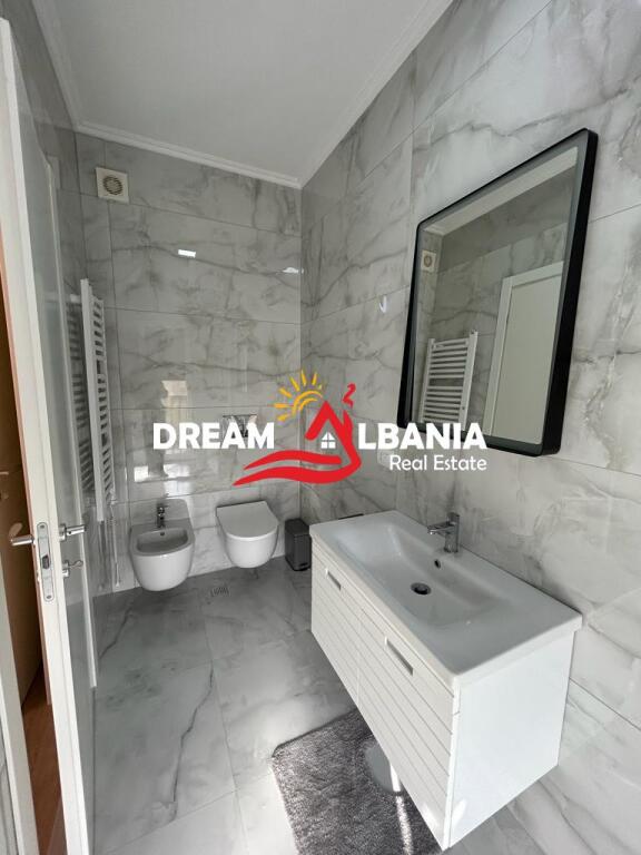 Super apartment 2+1+3 for rent with parking included at Pazari i Ri near Spar (ID 42215007)