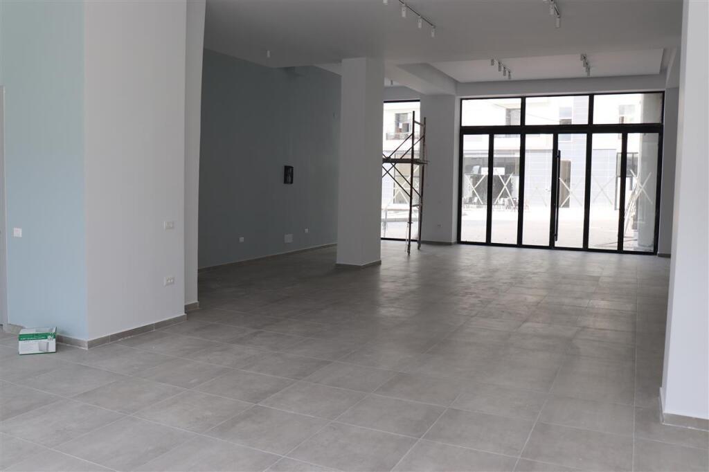DYQAN ME QERA 170 M2 RRUGA E KAVAJES 1.200 EURO