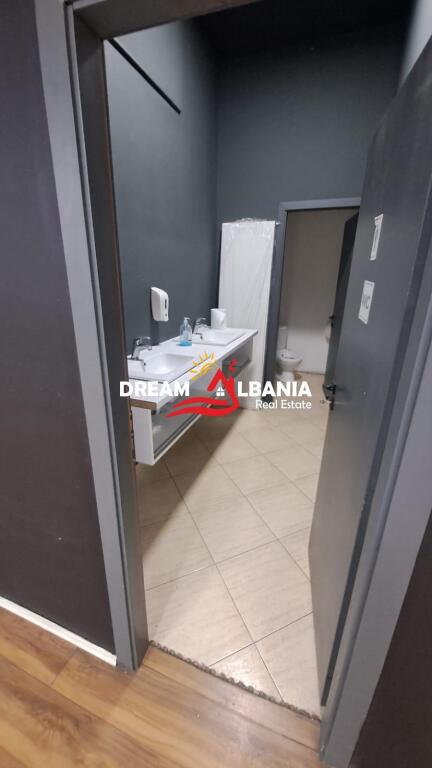 Ufficio in affitto in via “Kongresi i Lushnjes”, vicino a “21 Dhjetorit” (ID 42611030)
