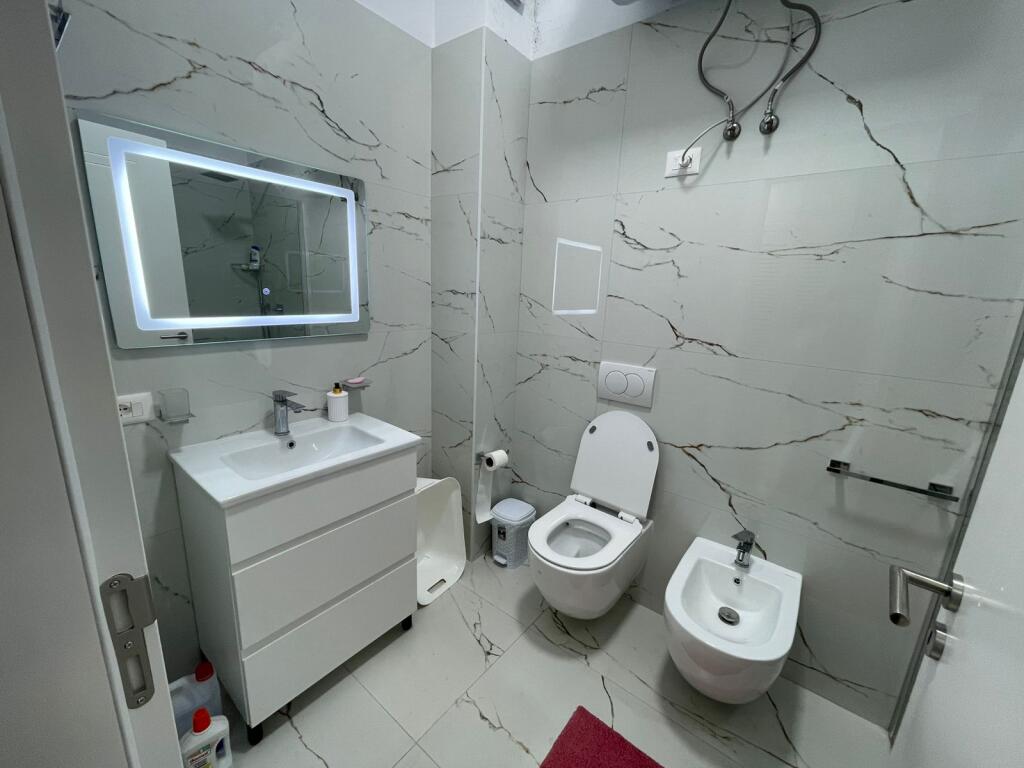 🏢Kombinat,Rruga Bernardin Palaj jepet me qera apartament 2+1+2+post parkimi,i sapo mobiluar. 800 EURO