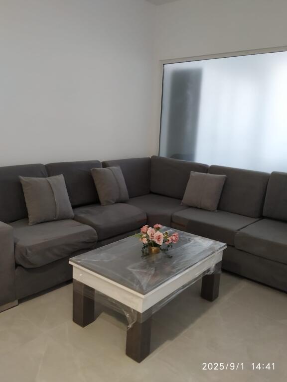 🏢Rruga e Kavajes pas Poliklinikes Nr.9 jepet me qera apartament 2+1,i mobiluar.700 EURO