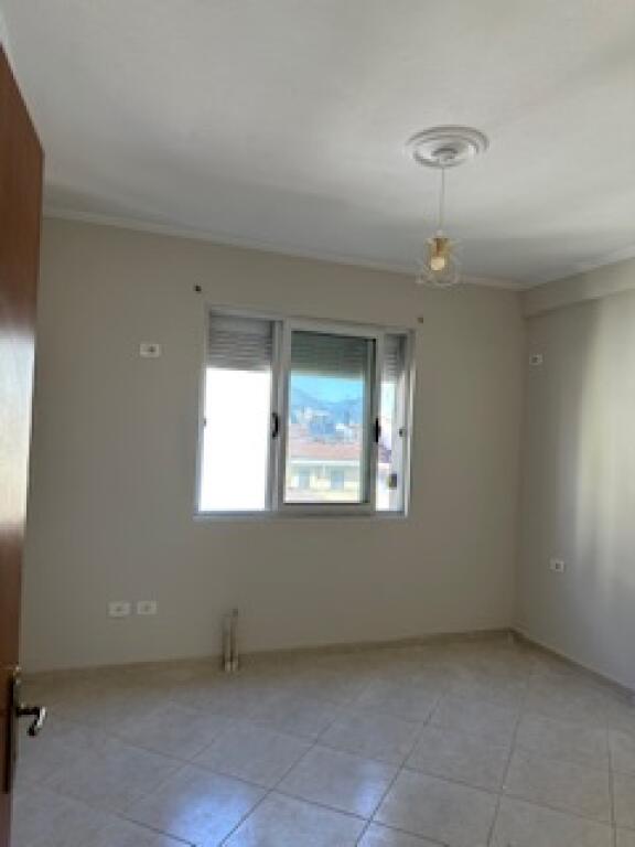 Affittasi 2+1 a Kodra e diellit per 600€ processo di arredamento
