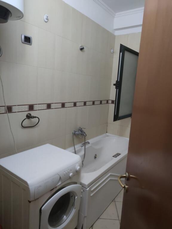 Apartament 2+1 me qira te Rruga Ferit Xhajko, prane ish Restorant Durresi