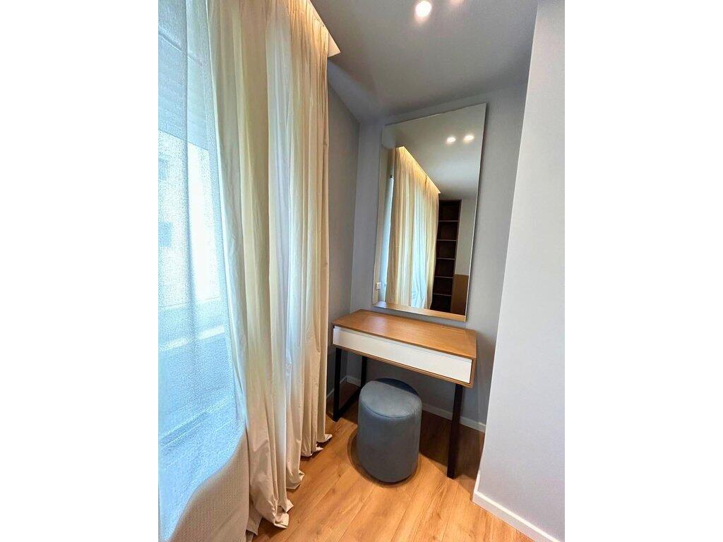 Jepet me Qira Apartament 1+1 + Post Parkimi në Qendër