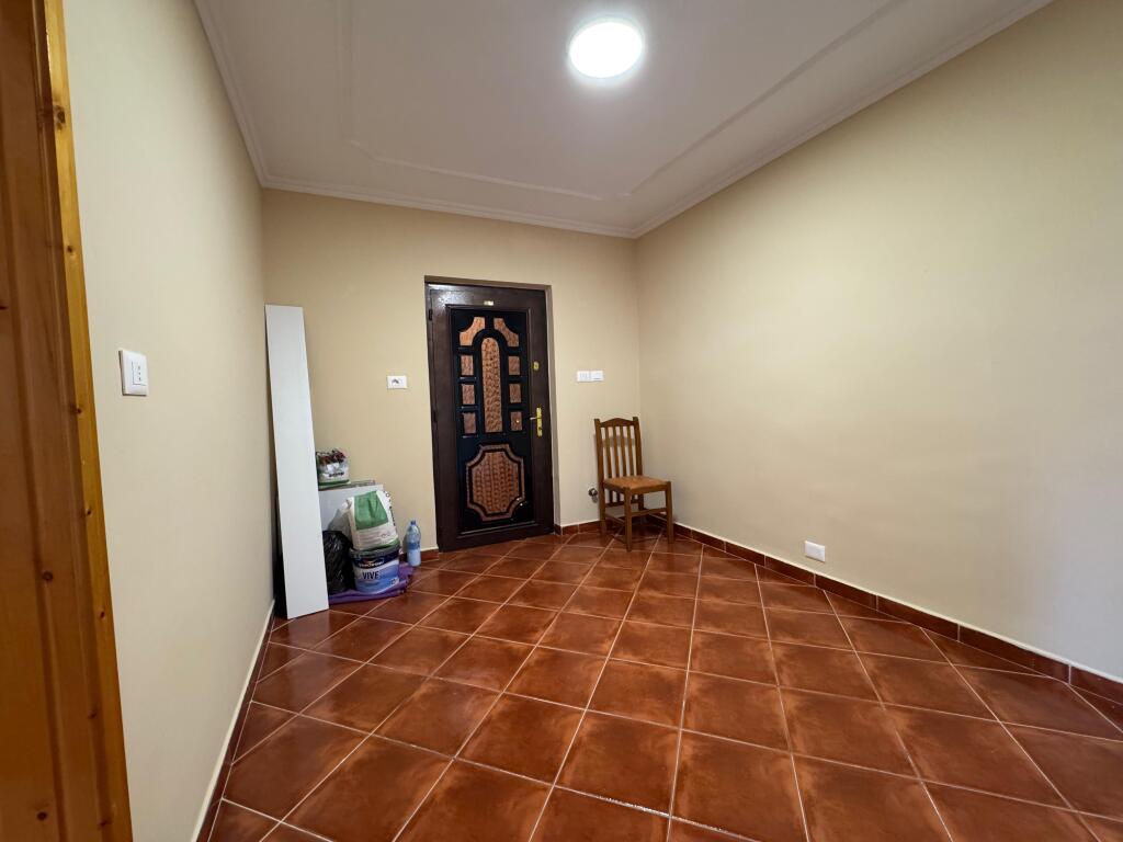 Shitet apartament 1+1 ne Qender te Pazari i Ri.