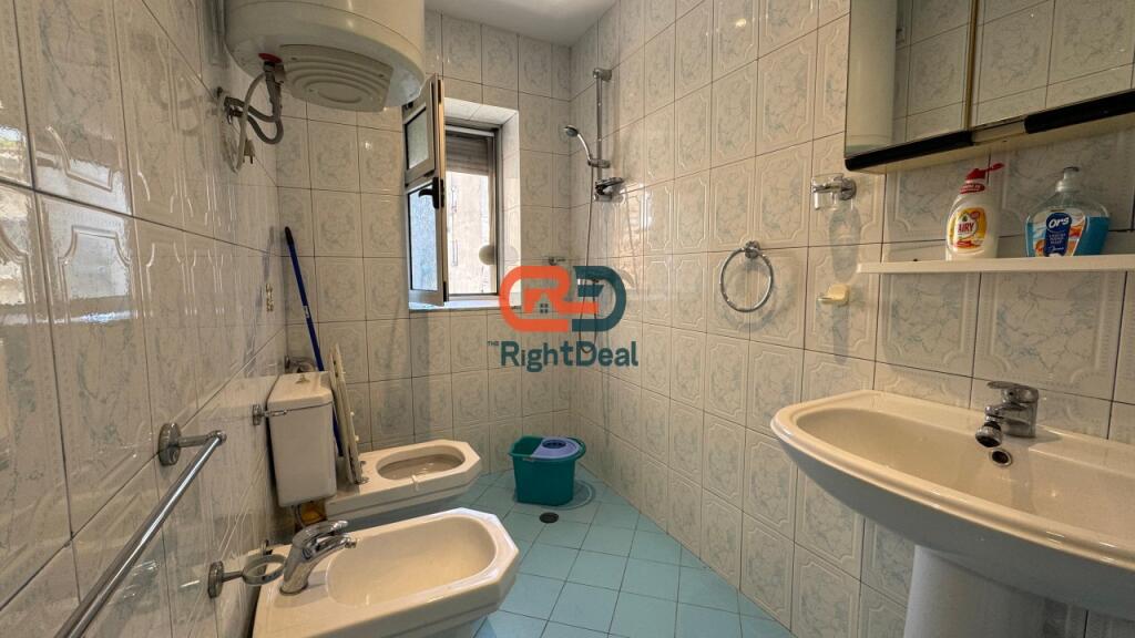 Prane Pazarit Te Ri, Shitet Apartament 1+1, Me Hapesira Te Bollshme Dhe Planimetri Te Rregullt !!