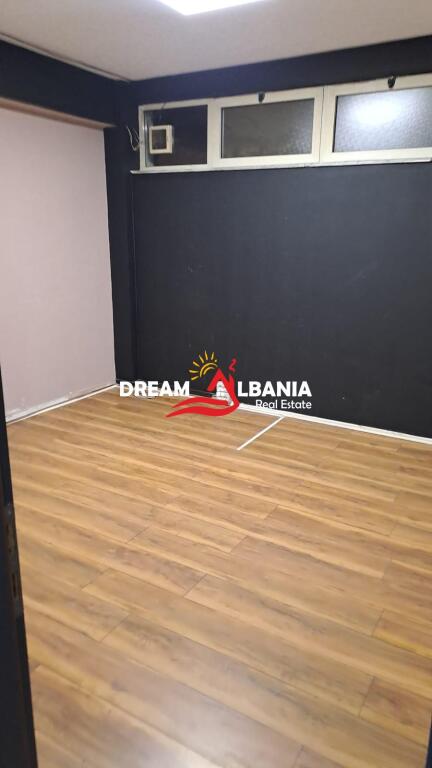 Ufficio in affitto in via “Kongresi i Lushnjes”, vicino a “21 Dhjetorit” (ID 42611030)
