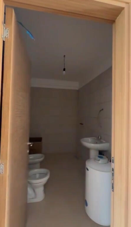(Jepet dhe per studente) Jepet apartament 3+1+2 ne fund te rruges 5 maji , ne proces mobilimi
