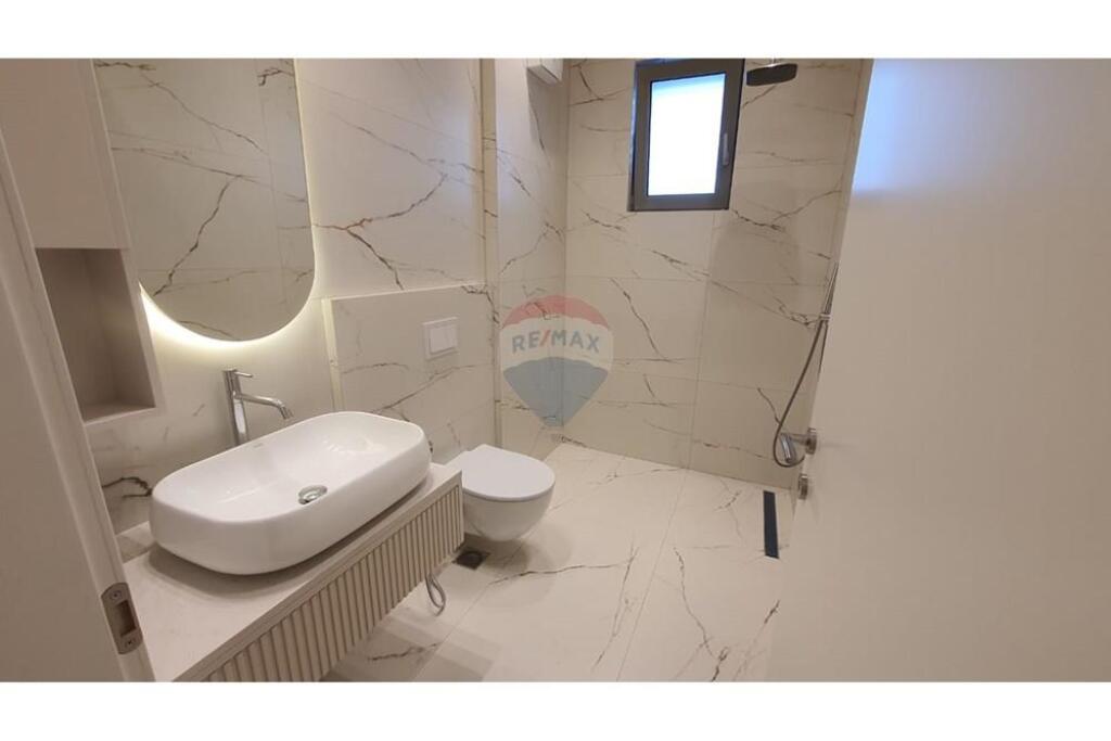 Appartamento 1+1 con parcheggio in affitto a Pazari i Ri!