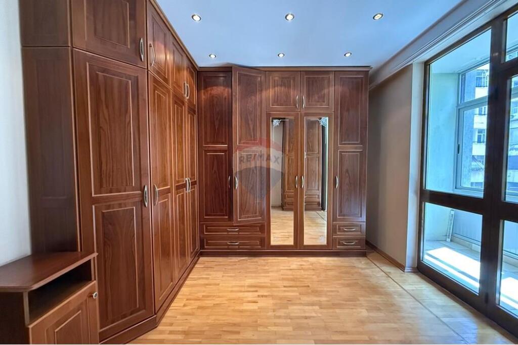 Bllok! Shitet apartament 2+1!