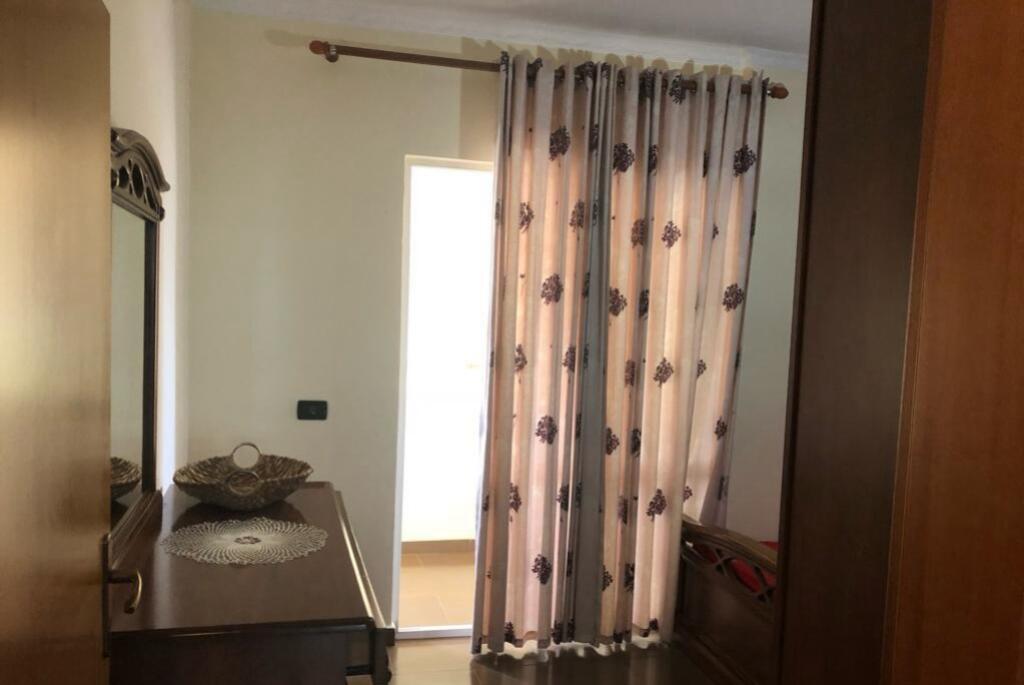 Jepet me qera Apartamenti 2+1, rruga e Dibres prane Viles Gold 650 mije leke